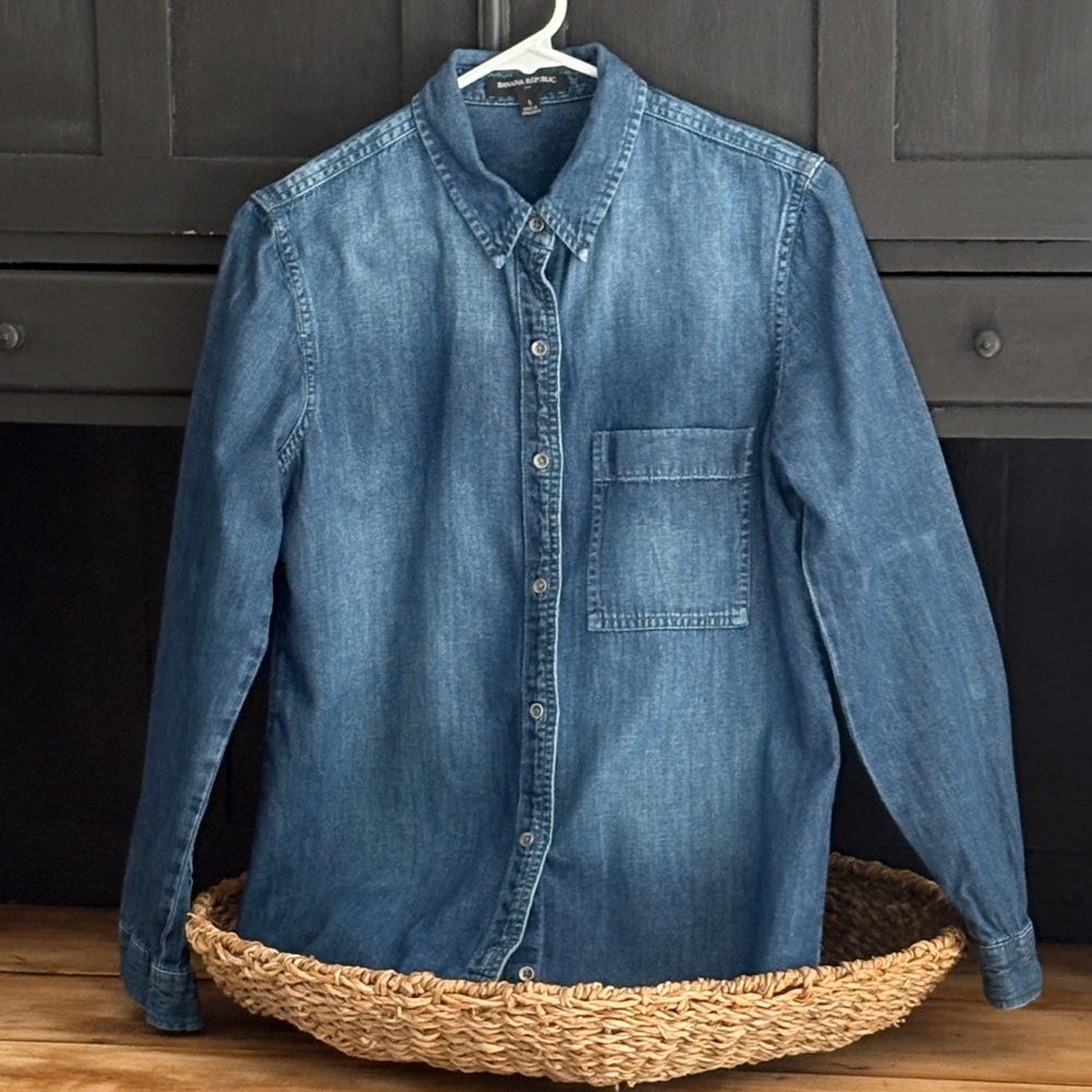Women’s (S) Banana Republic (Factory) Denim Buttondown